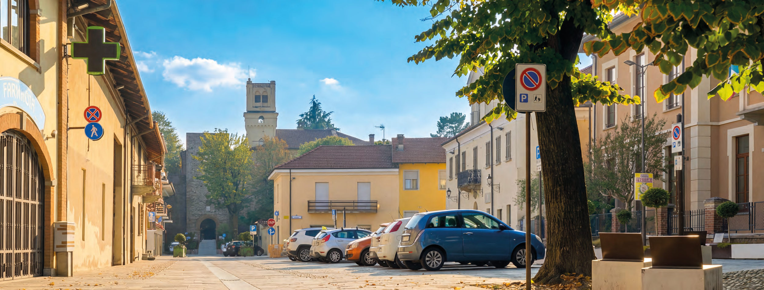 La piazza di Rivalta di Torino oggi, con le auto parcheggiate davanti alla torre civica